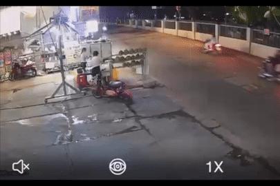 Ô tô tông 2 xe máy khiến 4 người bị thương, tài xế loạng choạng bước ra