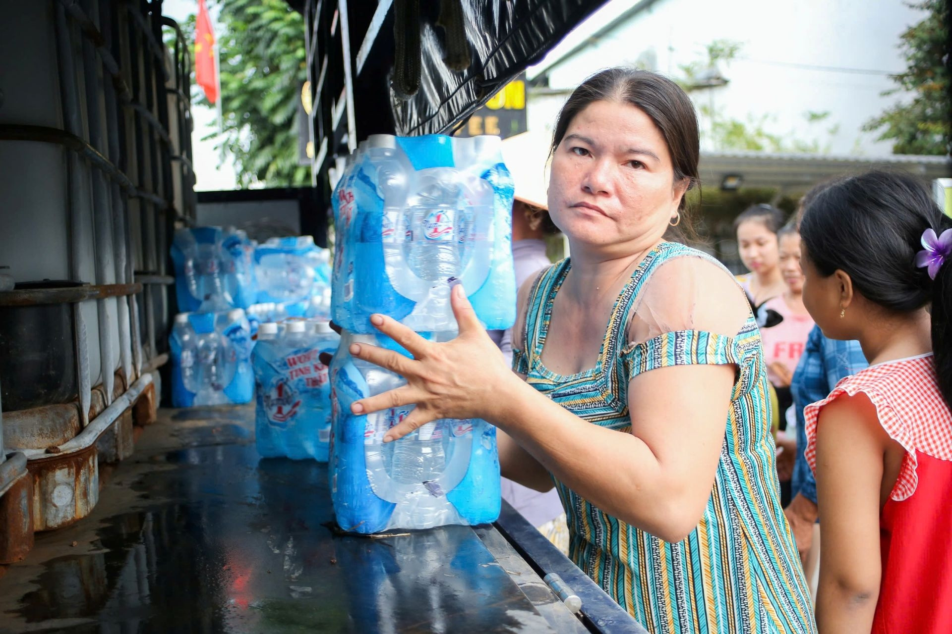 Phụ nữ giữ ‘nhịp sống’ giữa mùa ngập mặn ở đồng bằng Sông Cửu Long