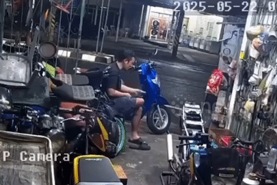 Tài xế ngủ gật tông sập tường cửa hàng, chủ nhà may mắn thoát chết
