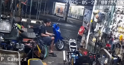 Tài xế ngủ gật tông sập tường cửa hàng, chủ nhà may mắn thoát chết
