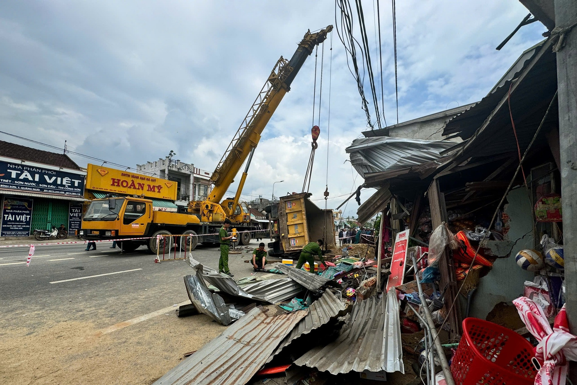 Thêm một người tử vong vụ xe tải lao vào nhà dân ở Quảng Ngãi