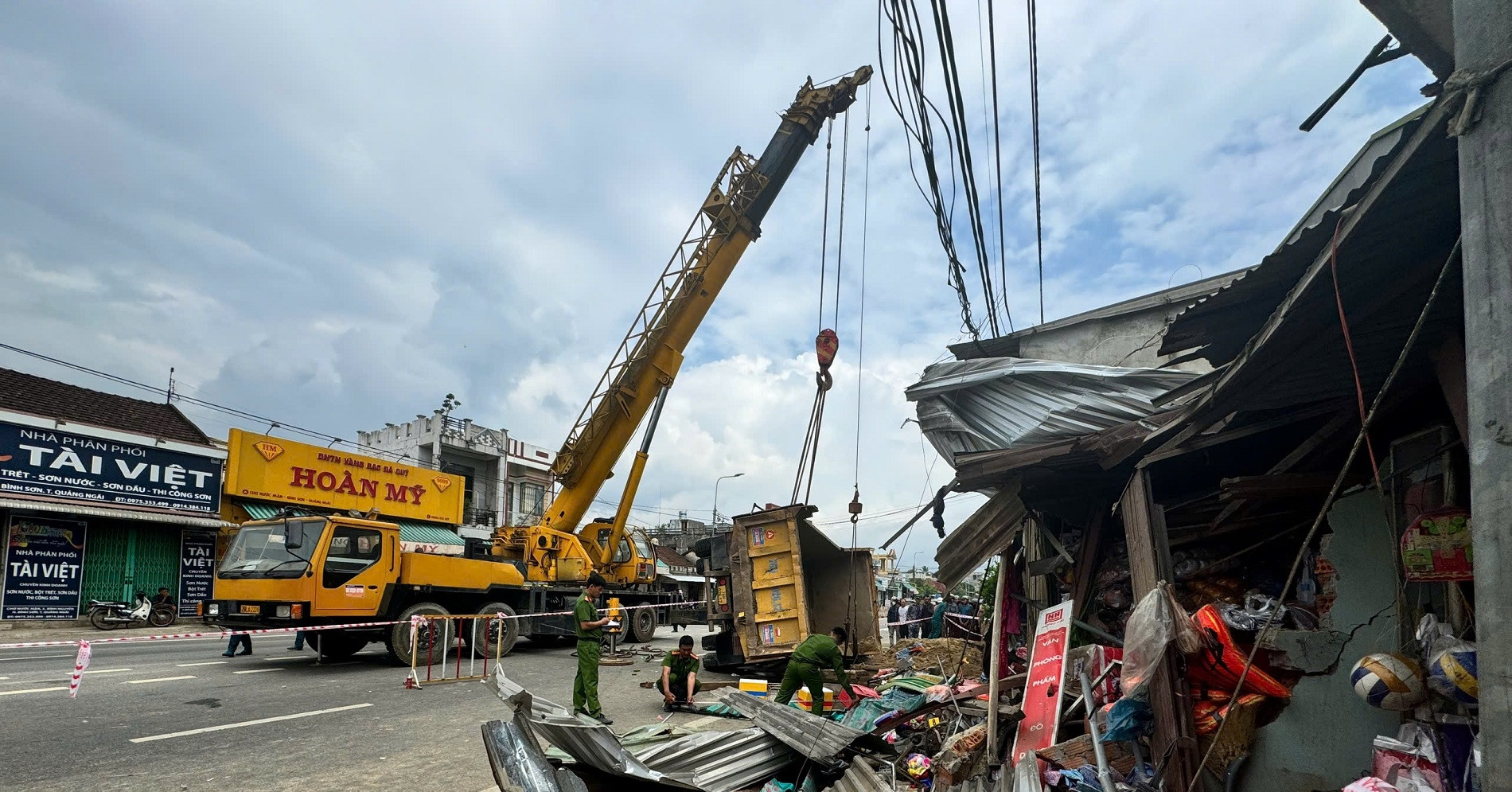 Thêm một người tử vong vụ xe tải lao vào nhà dân ở Quảng Ngãi