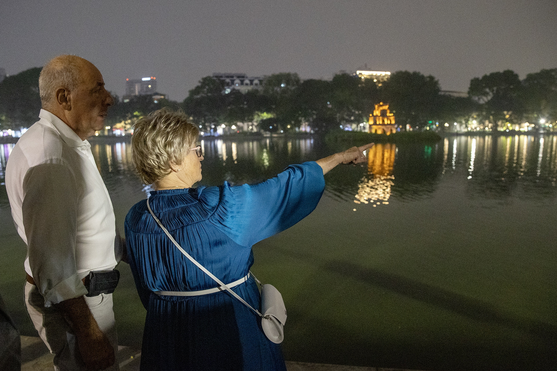 Tổng thống Hungary và Phu nhân dạo phố, ngắm Tháp Rùa, tượng đài Vua Lý Thái Tổ