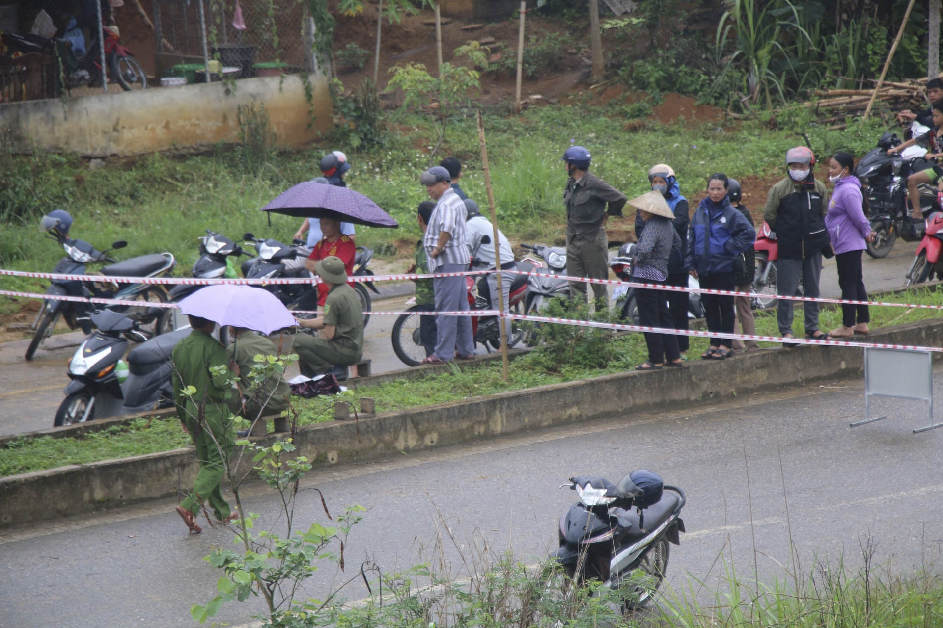 Vụ người đi xe máy rơi 'hố tử thần’ mất tích: Sự nguy hiểm của hang ngầm