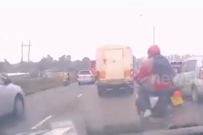 Xe bồn càn quét, cán nát xe máy chờ đèn đỏ, tài xế bỏ trốn khỏi hiện trường