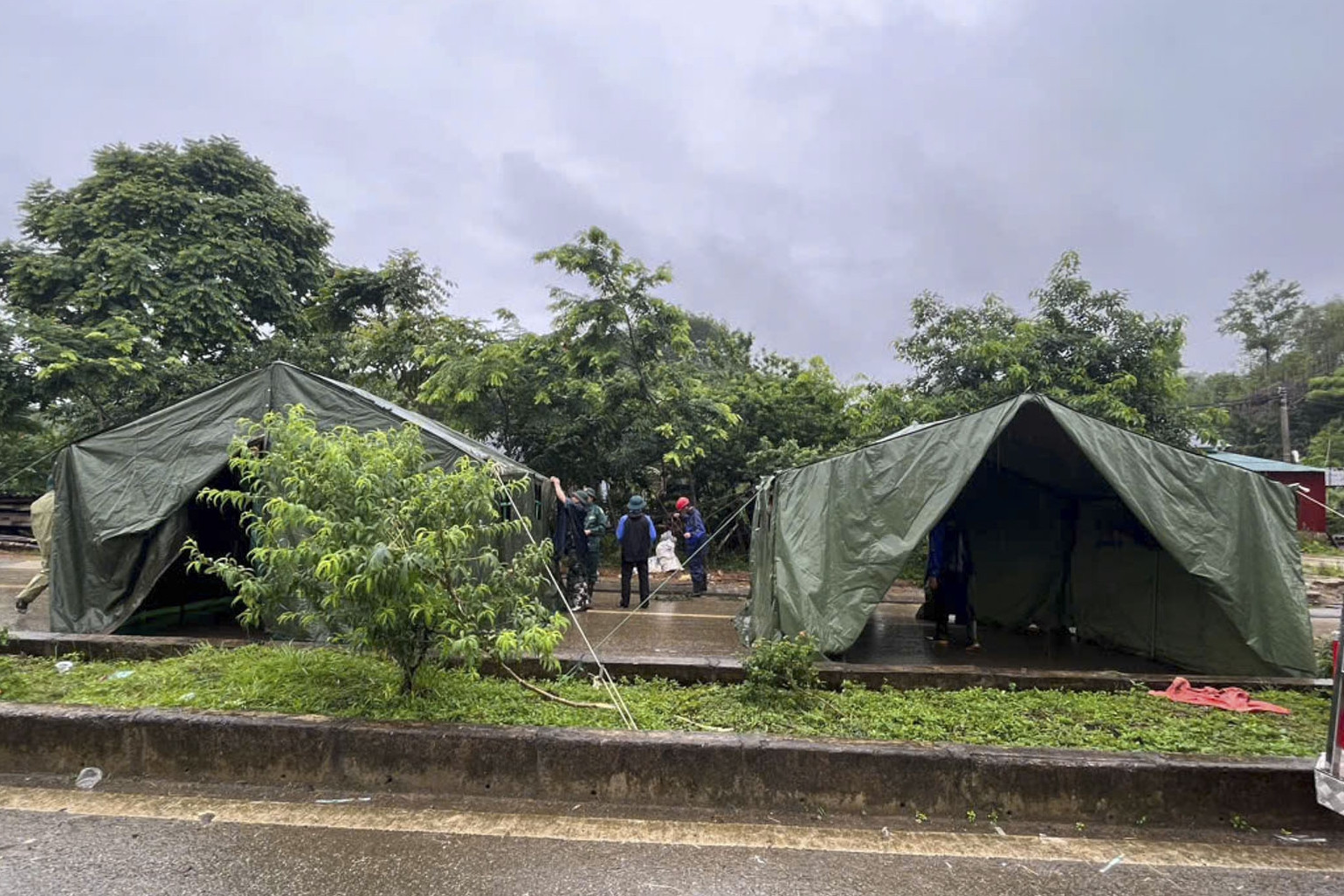 Dựng lều bạt, túc trực 24/24h tìm kiếm nạn nhân rơi 'hố tử thần' ở Bắc Kạn