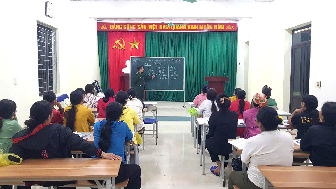 a1Từng theo mẹ đến lớp học xóa mù.jpg