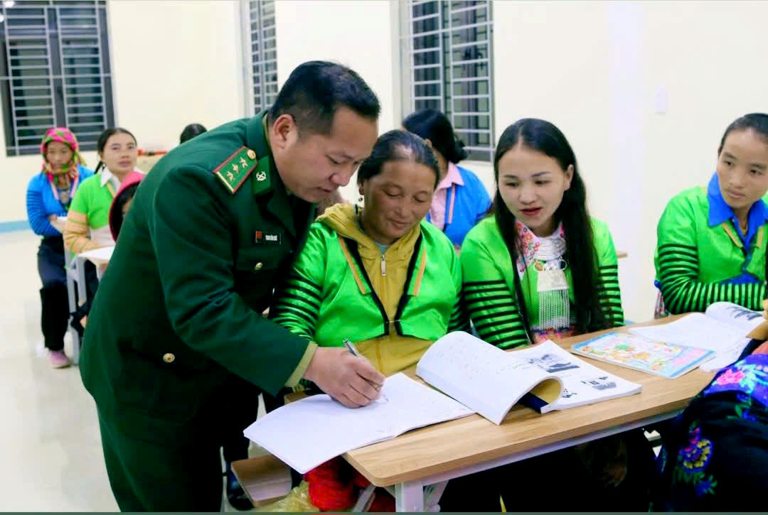 a2Từng theo mẹ đến lớp học xóa mù.jpg