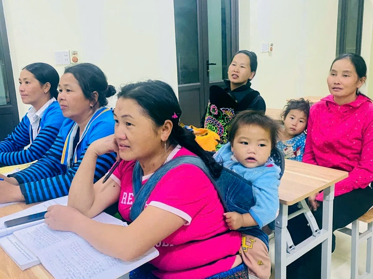 a3Từng theo mẹ đến lớp học xóa mù.jpg