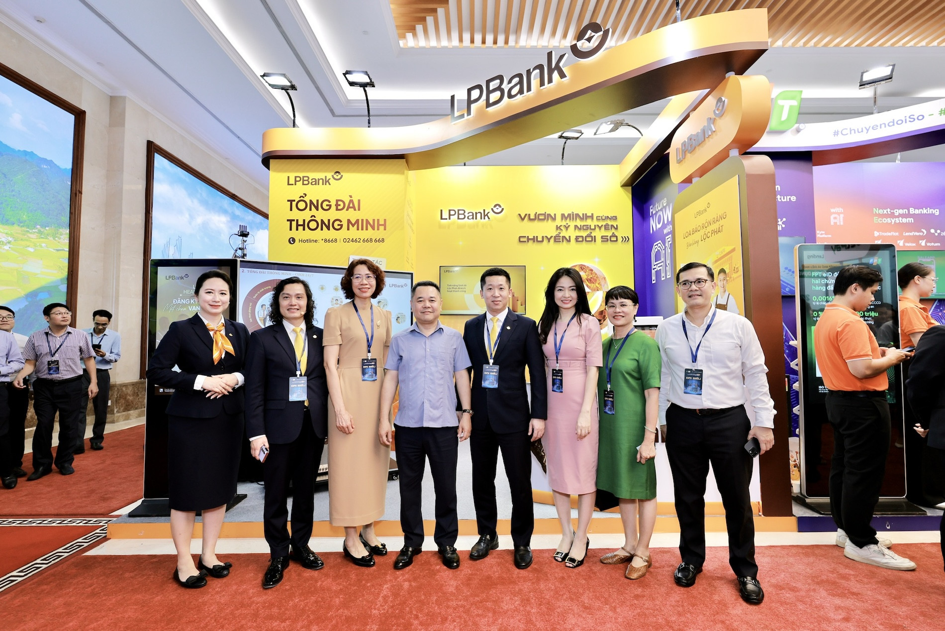 Ảnh 2 _Lãnh đạo Ngân hàng NN chụp ảnh lưu niệm cùng đoàn LPBank tại sự kiện.jpg