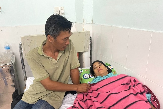 Bế tắc nợ nần, vợ xin chồng bớt chạy thận để có tiền nuôi con nhỏ