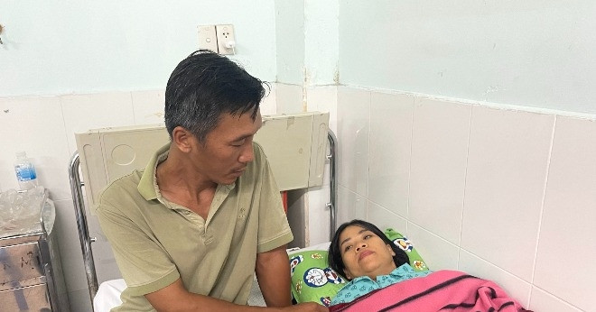 Bế tắc nợ nần, vợ xin chồng bớt chạy thận để có tiền nuôi con nhỏ