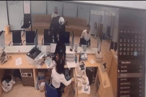 Camera ghi cảnh tên cướp lao vào ngân hàng lấy tiền rồi bỏ đi trong chớp mắt