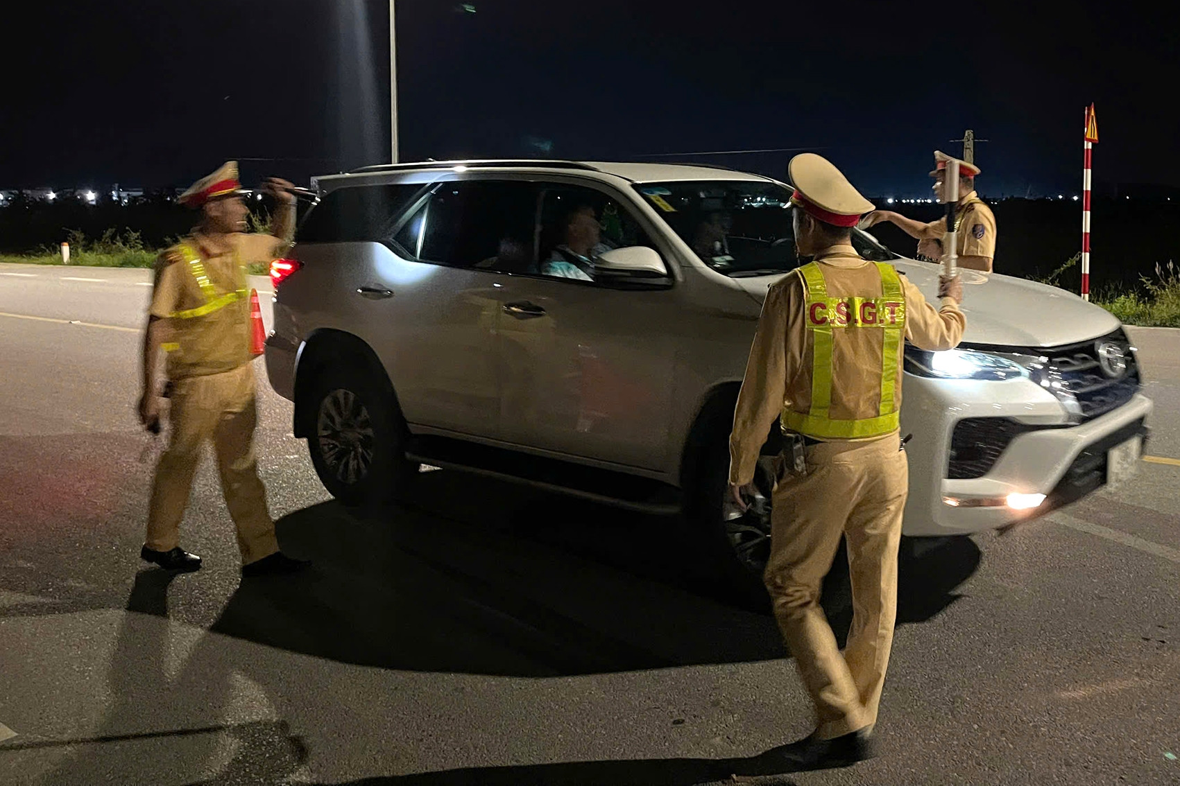 Cảnh sát xuyên đêm lập chốt truy tìm kẻ cướp ngân hàng ở Quảng Ninh