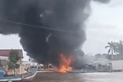 Cây xăng bốc cháy ngùn ngụt, chủ cùng nhân viên hoảng hốt chạy thoát thân