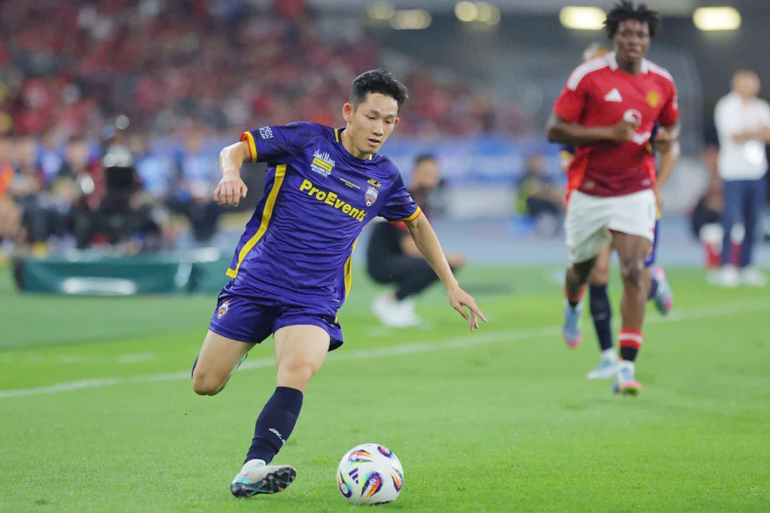 CĐV MU phát sốt với màn trình diễn của Hai Long