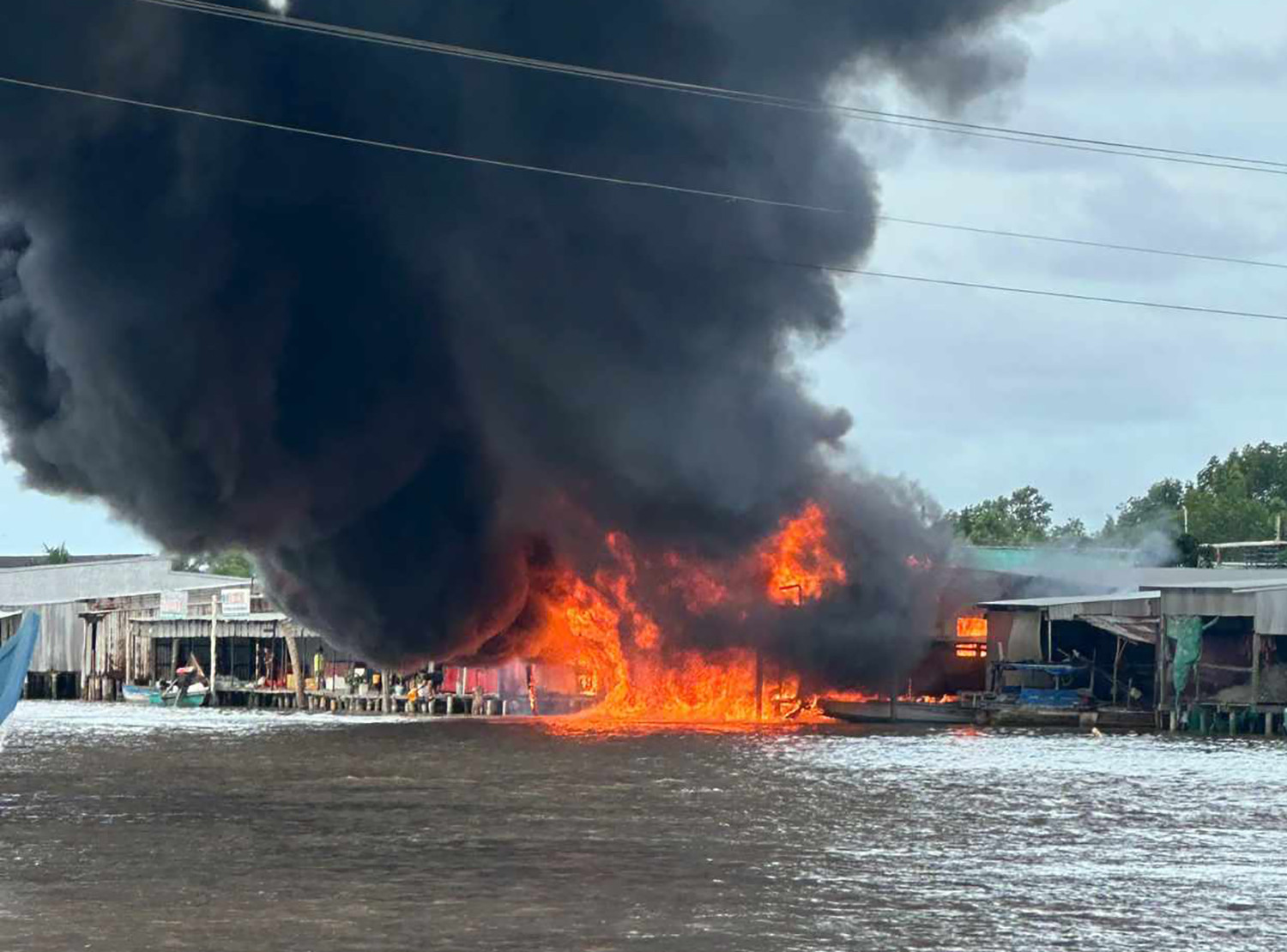 cháy cây xăng CM.jpg
