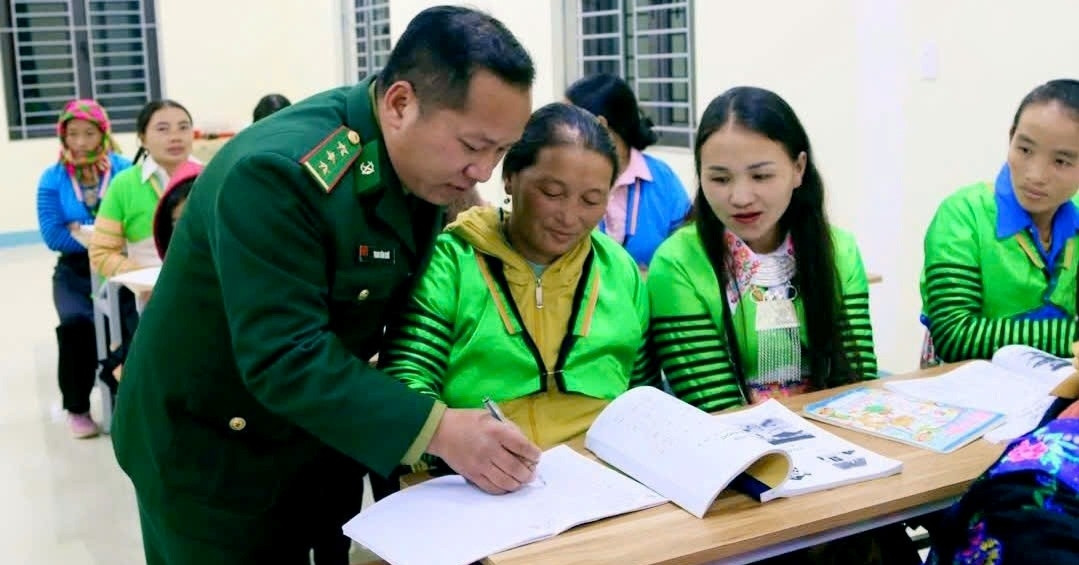 Chiến sĩ biên phòng người Mông và ký ức khó quên ngày theo mẹ đến lớp xóa mù chữ