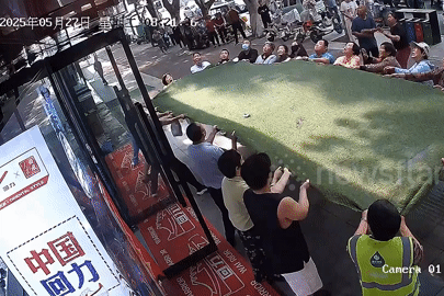 Cụ bà 102 tuổi nhầm cửa sổ thành cửa ra, rơi từ tầng 3 được cứu kịp lúc