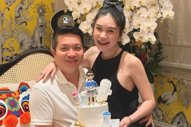 Cuộc sống xa hoa và những ồn ào gây tranh cãi của ca sĩ Đoàn Di Băng