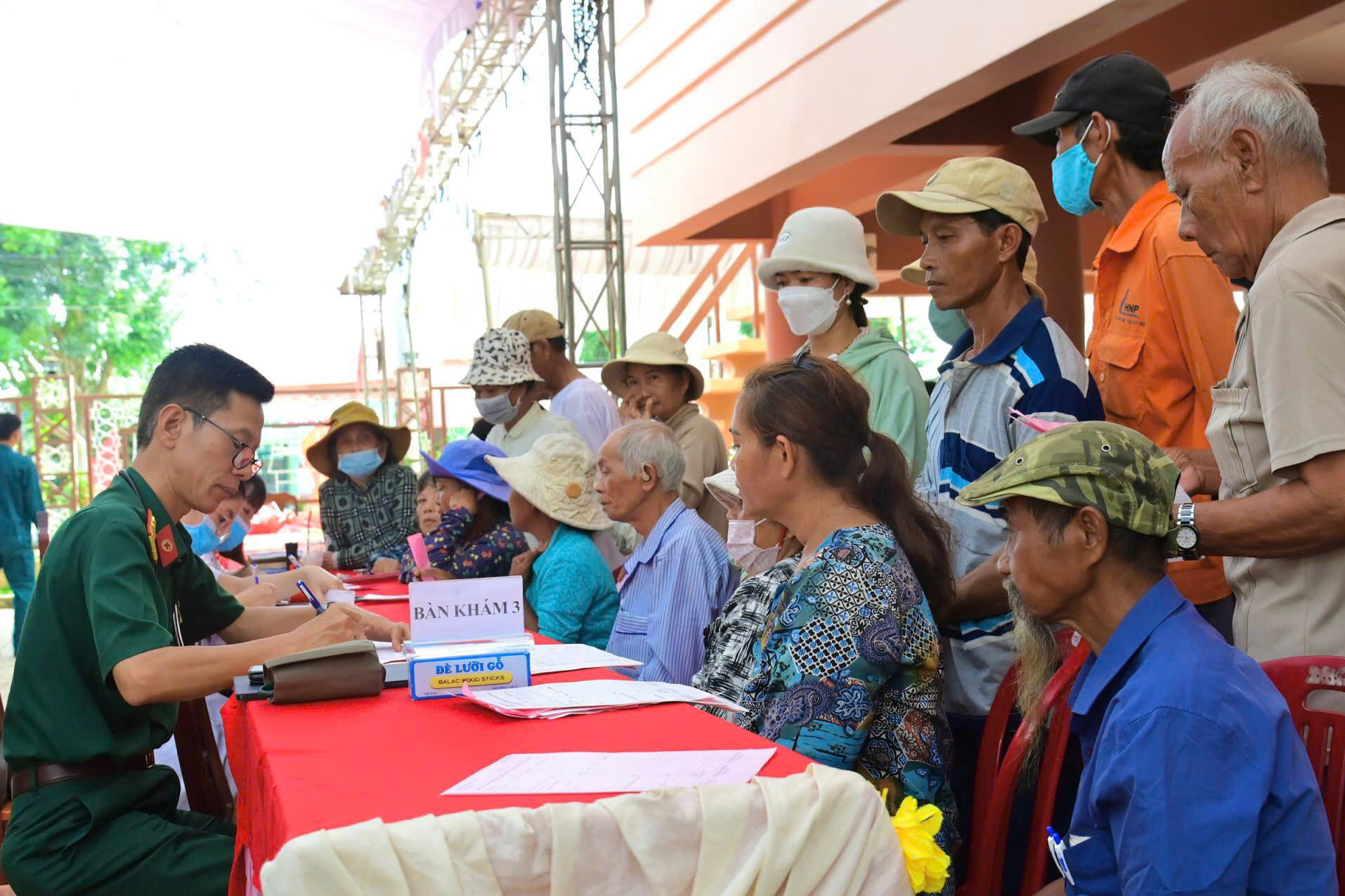 dan toc ton giao (1).jpg