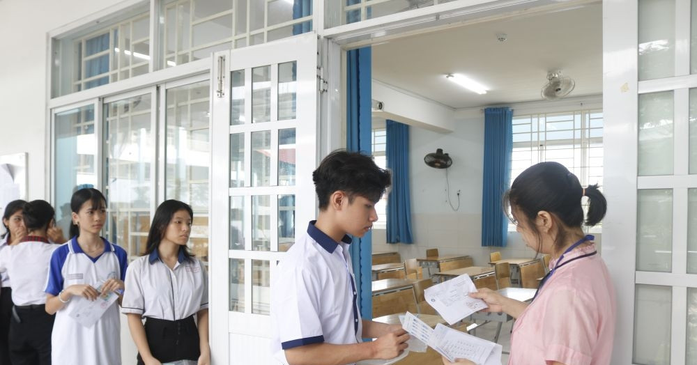 Đề thi chính thức môn Toán vào lớp 10 tỉnh Bình Dương năm 2025