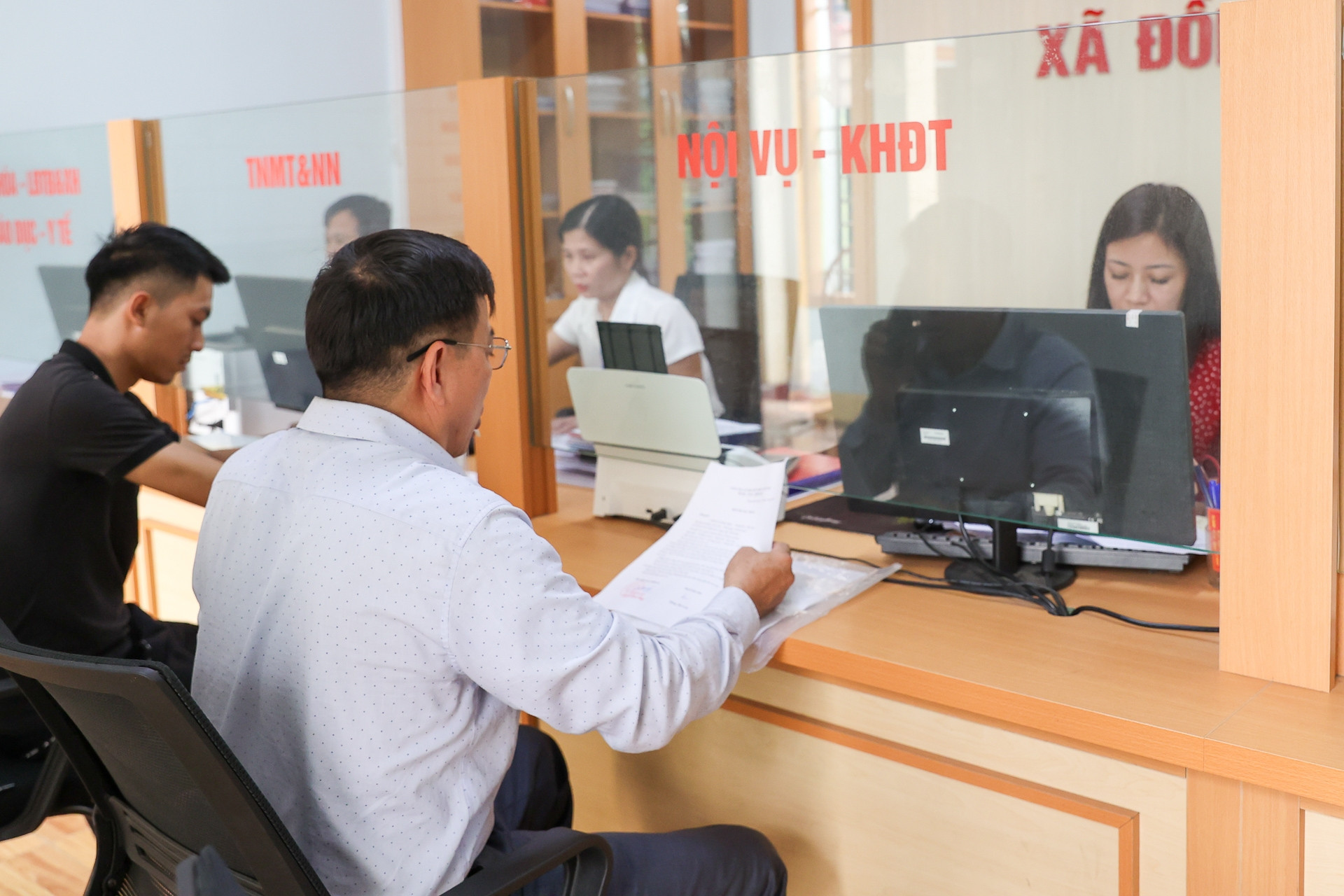 Đề xuất trợ cấp 5 tháng tiền lương hiện hưởng cho mỗi năm nghỉ hưu trước tuổi