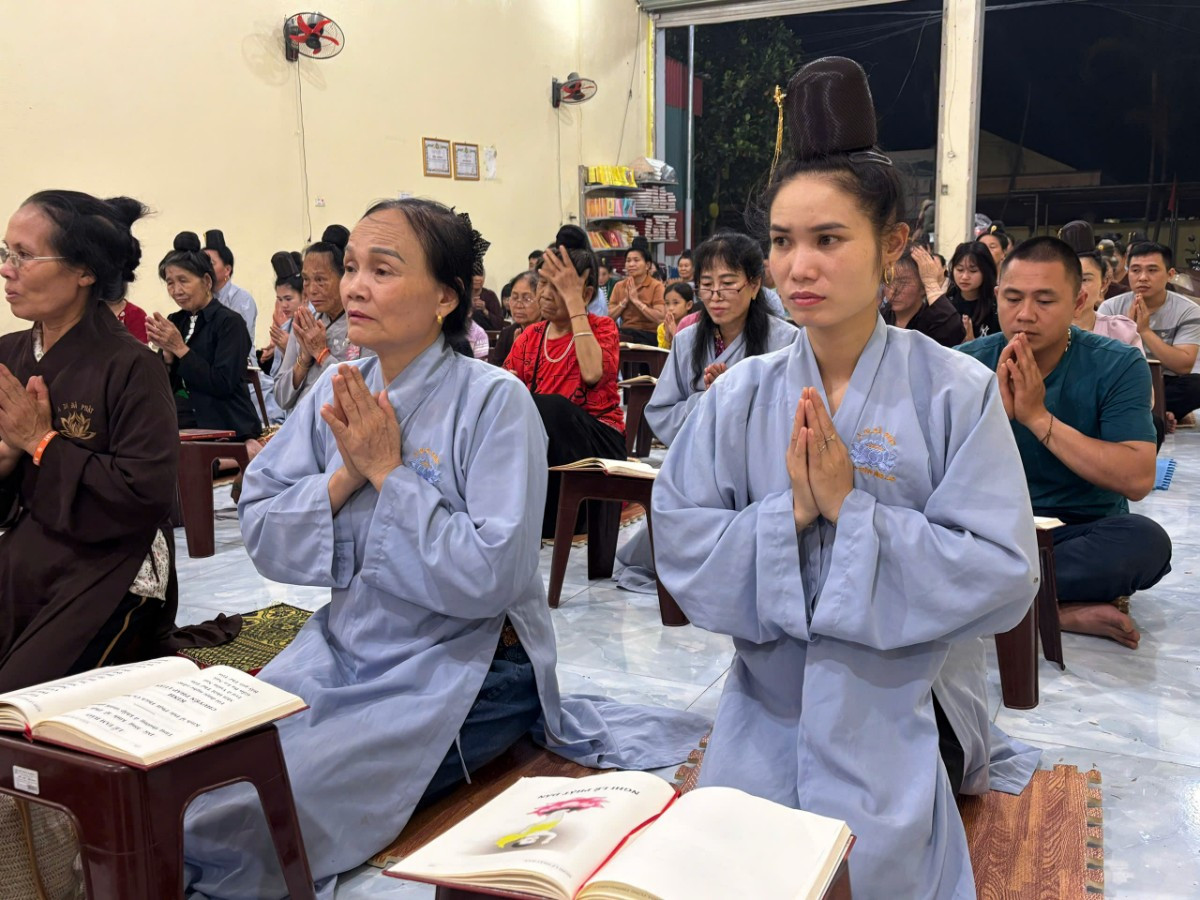 Dua Phat giao den ba con vung cao 2.jpg