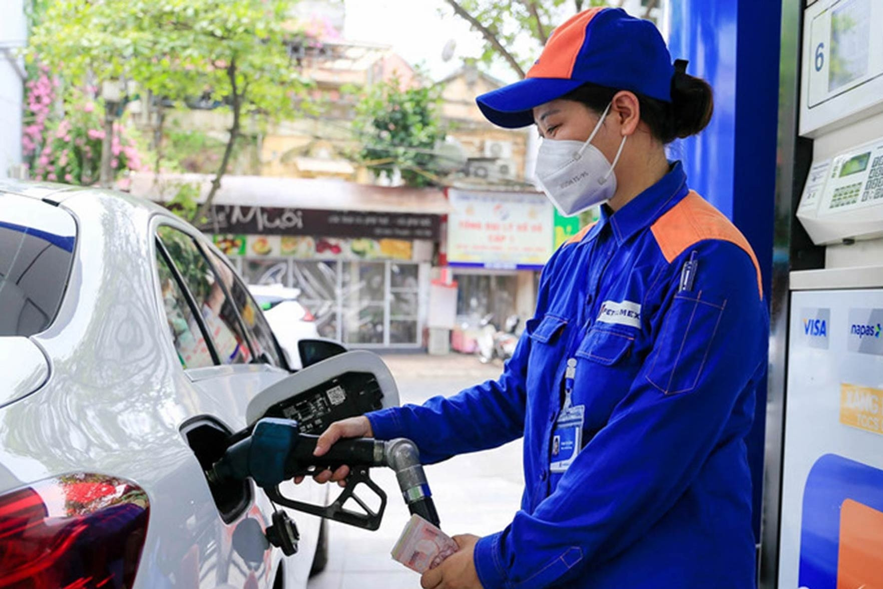 Giá xăng tăng, dầu diesel giảm