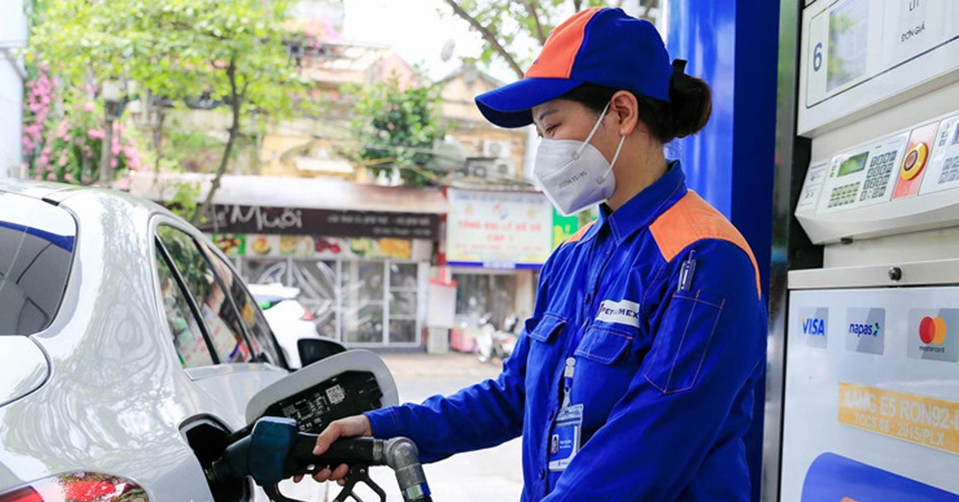 Giá xăng tăng, dầu diesel giảm