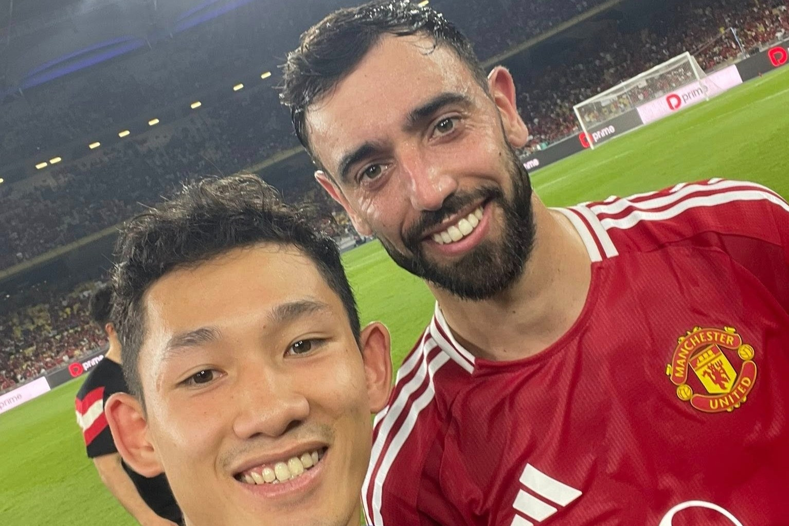 Hai Long tươi rói chụp ảnh cùng đội trưởng MU, Bruno Fernandes