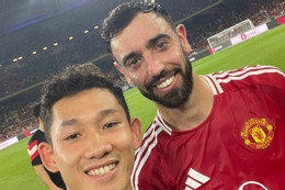 Hai Long tươi rói chụp ảnh cùng đội trưởng MU, Bruno Fernandes
