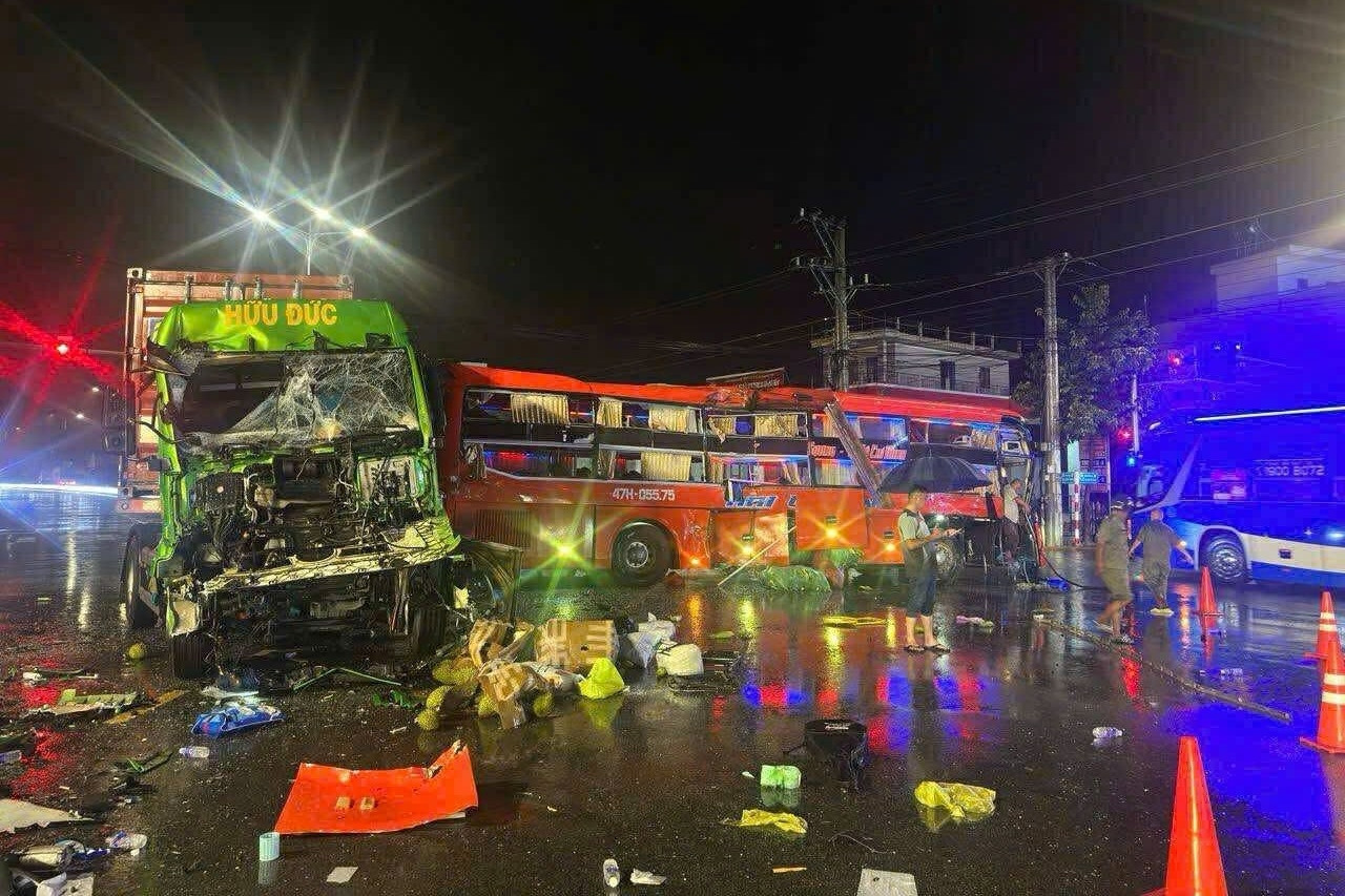 Hàng chục người la hét sau va chạm giữa ô tô khách và xe container