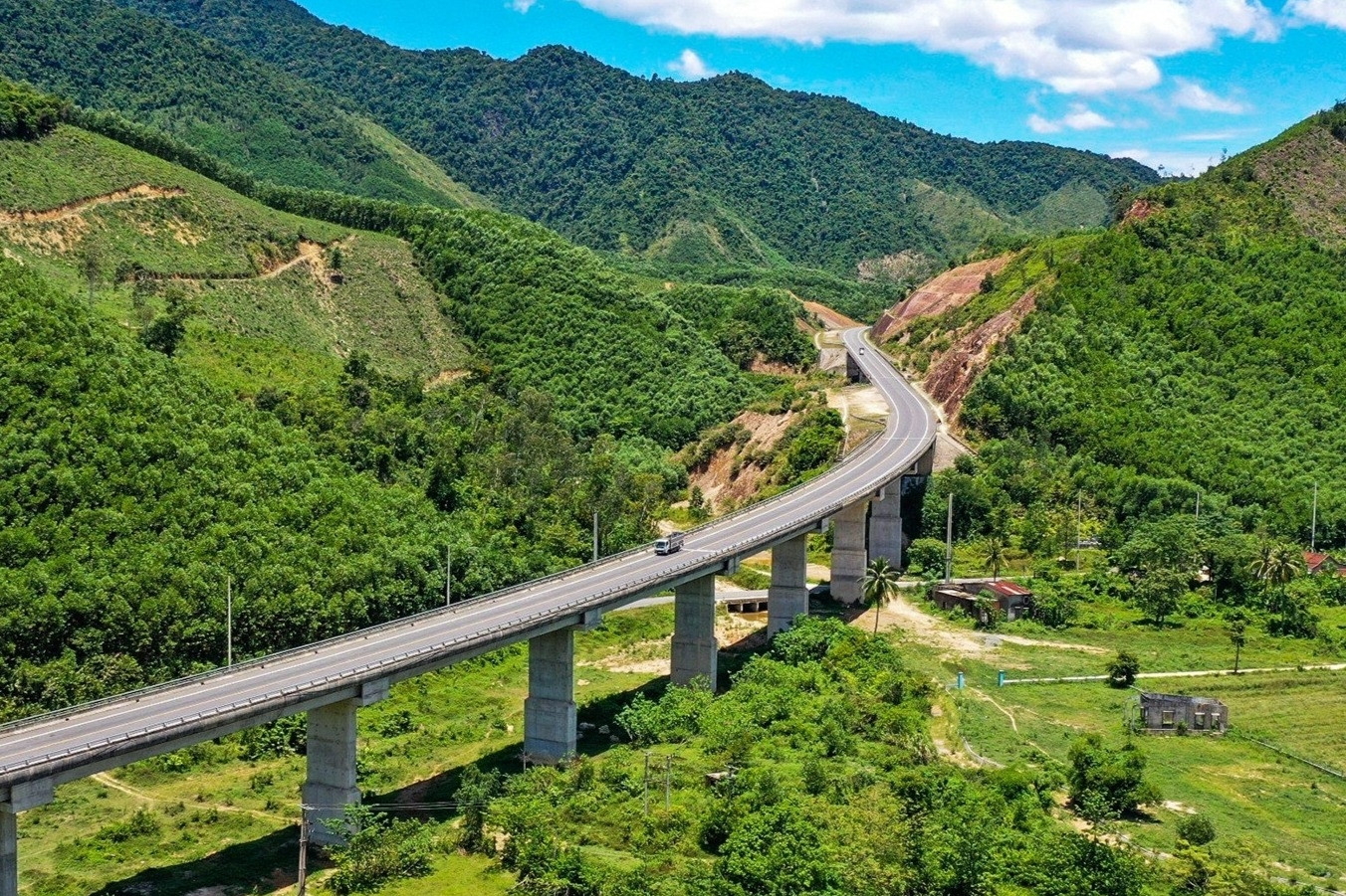 Hơn 3.000 tỷ đồng đầu tư mở rộng cao tốc La Sơn – Hòa Liên lên 4 làn xe