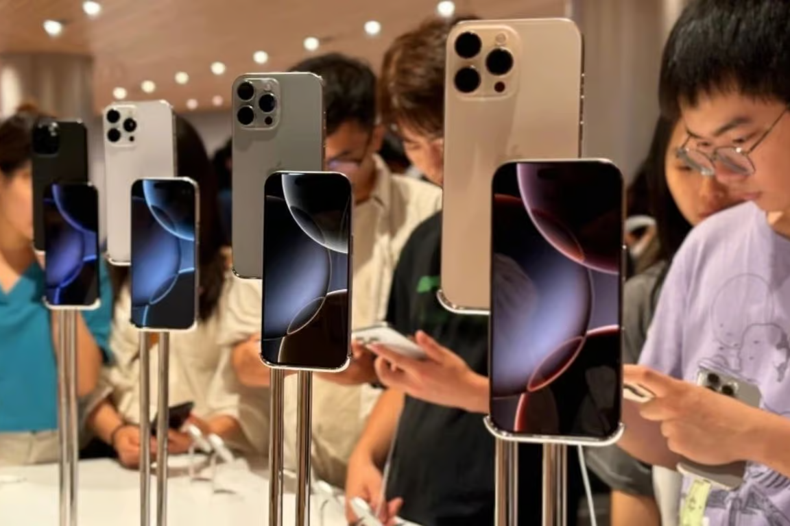iPhone thống trị bảng xếp hạng, sức ép thuế quan từ ông Trump vẫn nóng như lửa