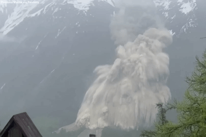 Khoảnh khắc sông băng trên dãy Alps sụp đổ, vùi lấp cả ngôi làng ở Thụy Sĩ