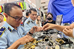 Kiểm tra trung tâm mua sắm cao cấp Saigon Square, thu giữ hàng nghìn sản phẩm nghi 'đồ fake'