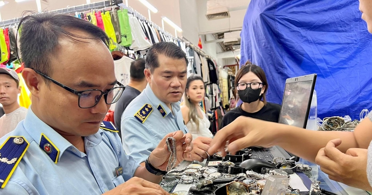 Kiểm tra "thiên đường hàng hiệu" ở TPHCM, thu giữ hàng nghìn sản phẩm nghi "đồ fake"