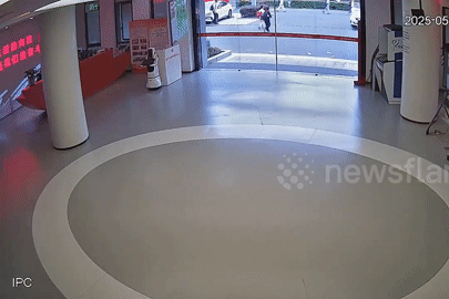 Nữ tài xế đạp nhầm chân ga gây tai nạn kinh hoàng tại trung tâm dịch vụ