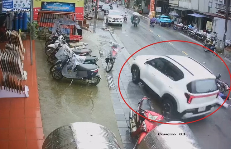 Ô tô va chạm liên hoàn 3 xe máy tại Sa Pa, cháu bé 5 tuổi tử vong thương tâm