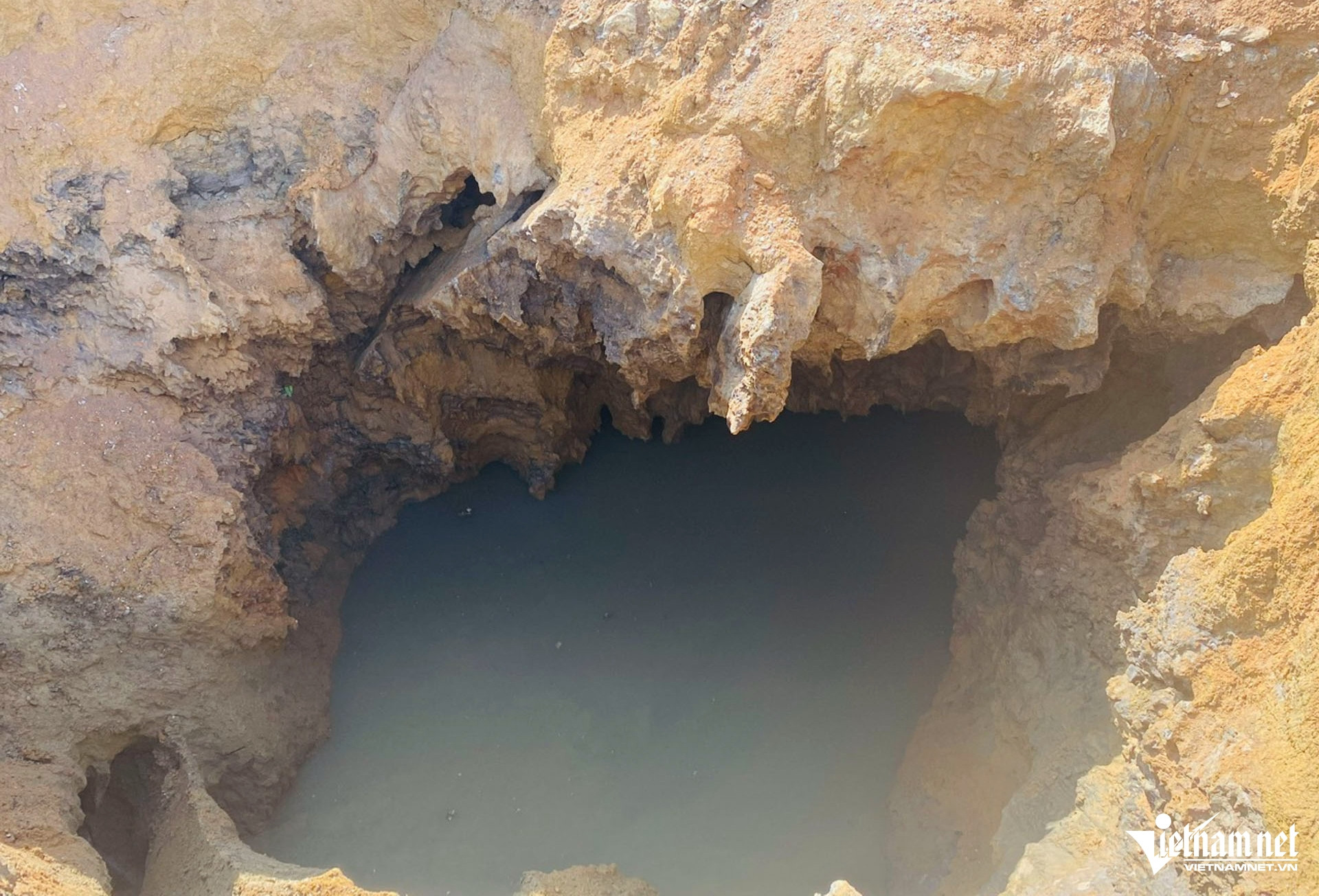 Rút nước 'hố tử thần' nguy cơ cát sụt xuống, giảm xác suất thi thể tự nổi lên