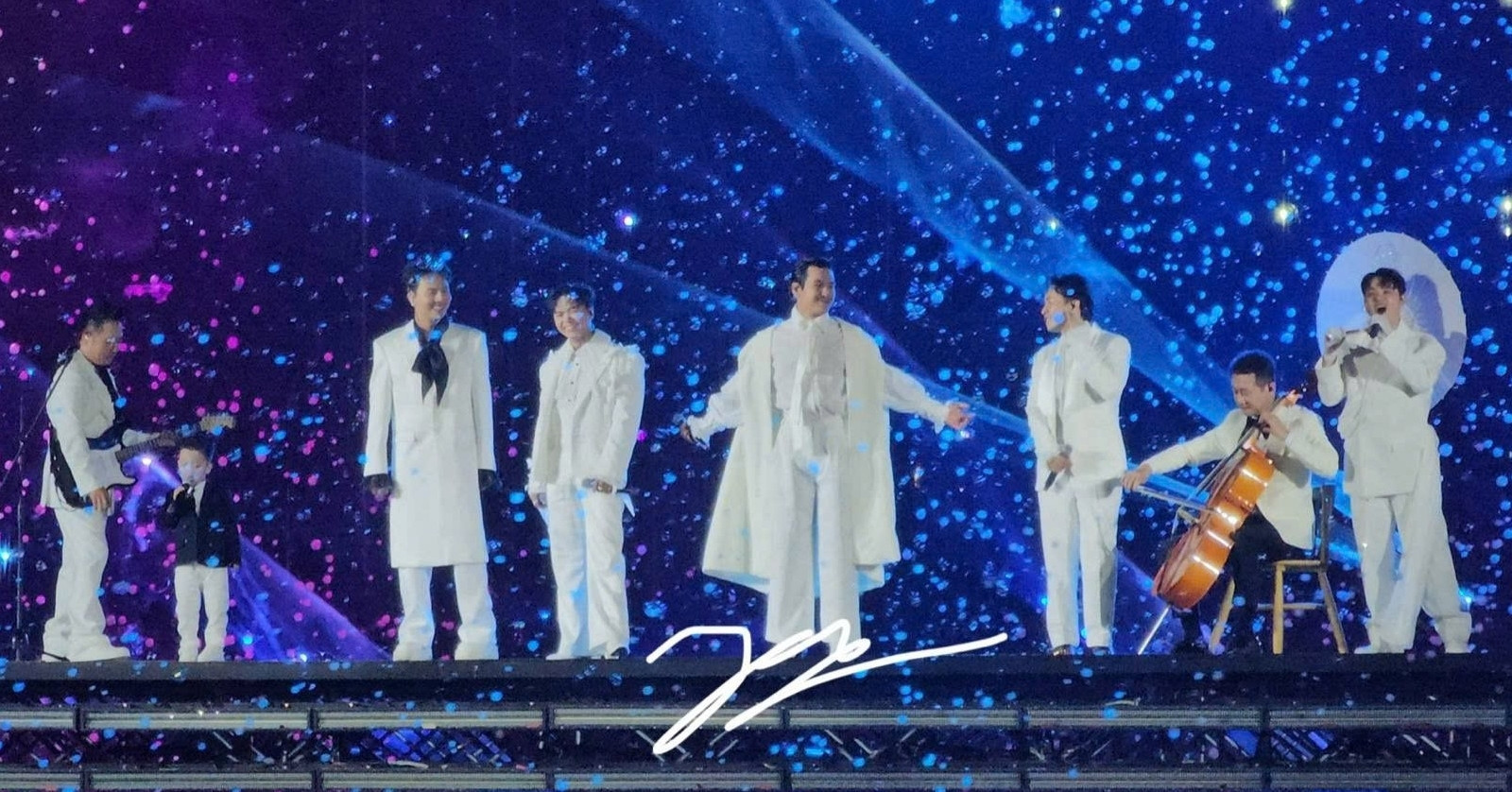 Sẵn sàng chi 20 triệu, vẫn hụt ‘slot’ thuê smartphone săn ảnh thần tượng