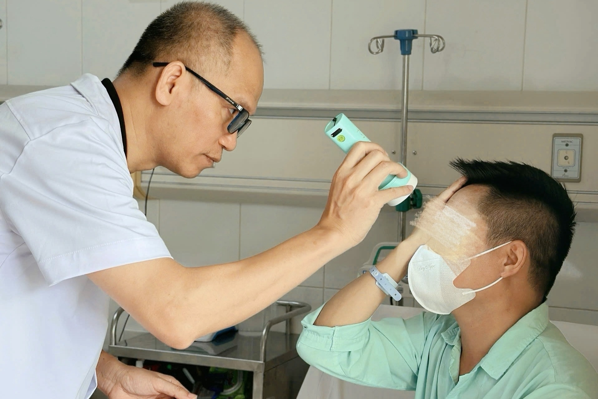 Sau mũi tiêm trẻ hóa, người đàn ông bất ngờ đau đớn dữ dội phải đi cấp cứu