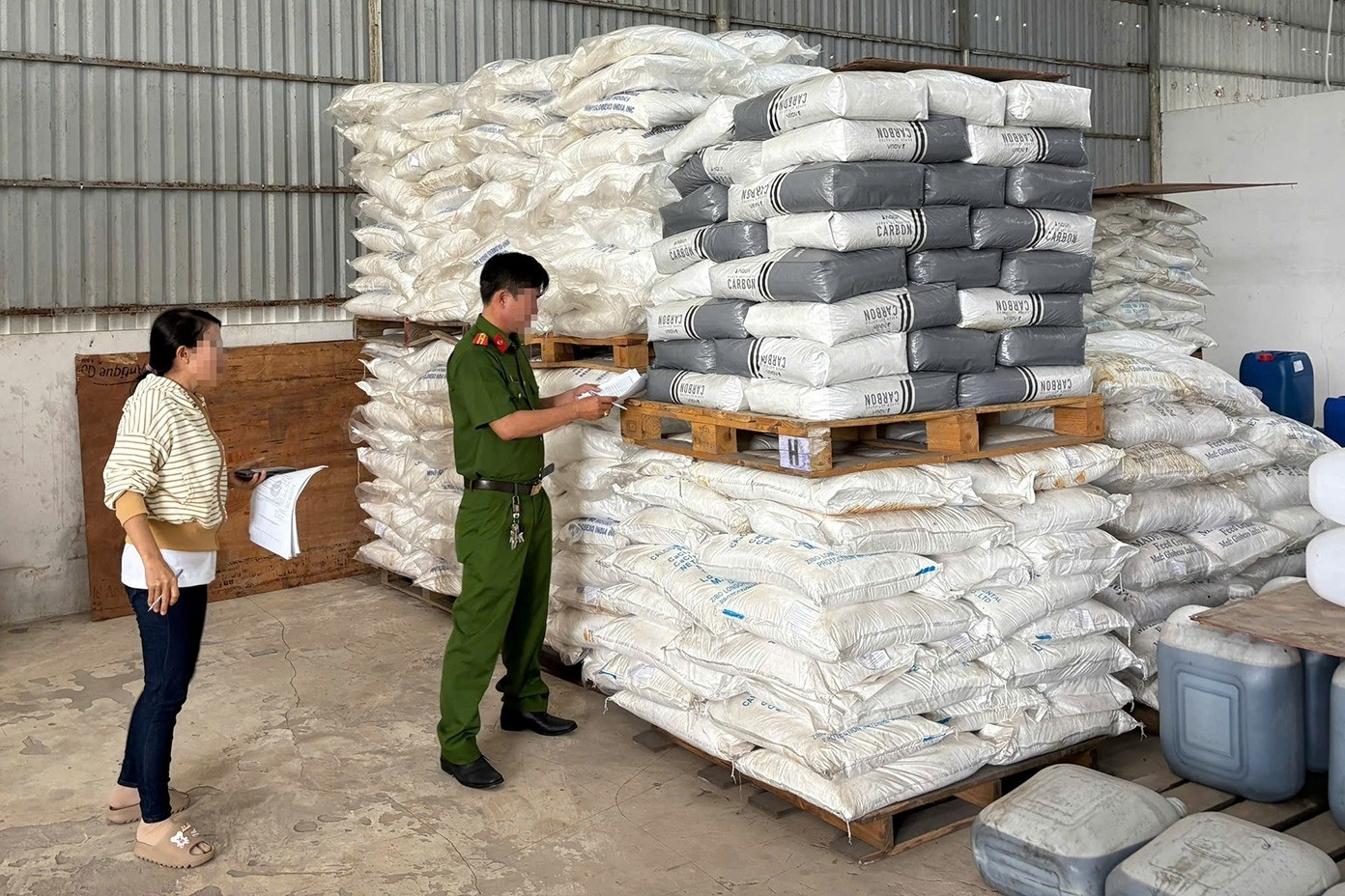 Tạm giữ 25 tấn hóa chất và 1.000 sản phẩm mỹ phẩm không rõ nguồn gốc