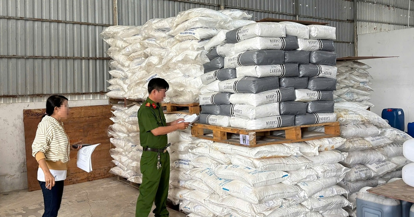 Tạm giữ 25 tấn hóa chất và 1.000 sản phẩm mỹ phẩm không rõ nguồn gốc