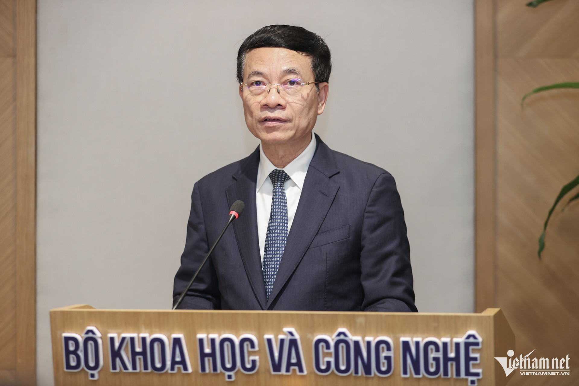 W-Bo truong Nguyen manh Hung.jpg