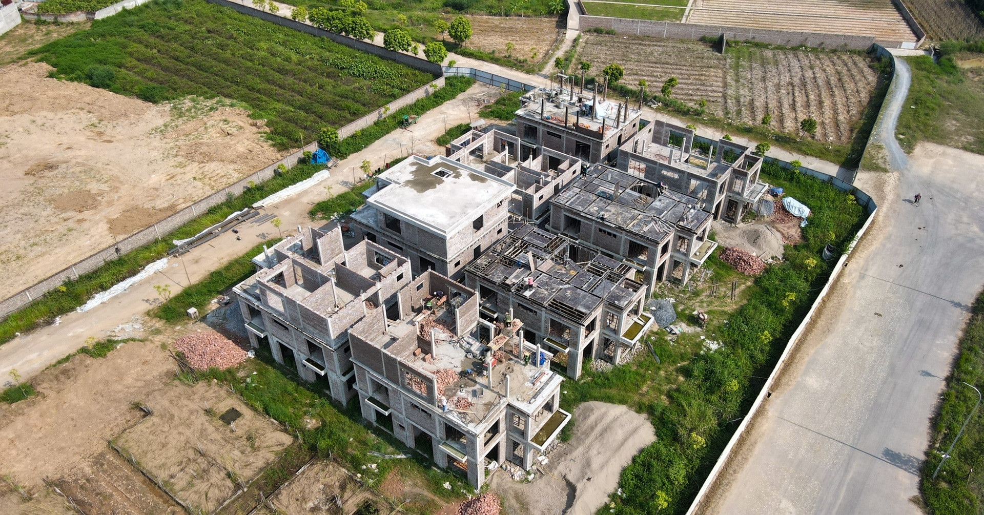 Xây nhà phải đi xin giấy phép, mất quyền làm chủ của người dân trên mảnh đất