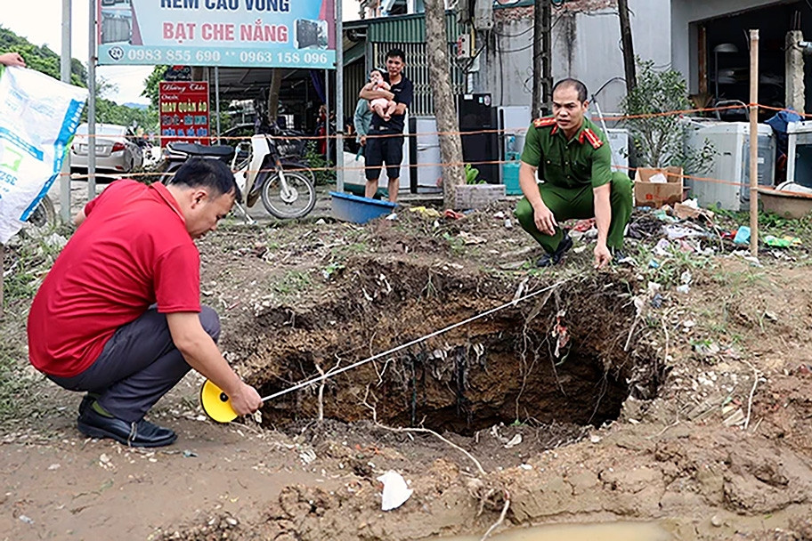 Xuất hiện 'hố tử thần' sâu 6m tại Tuyên Quang