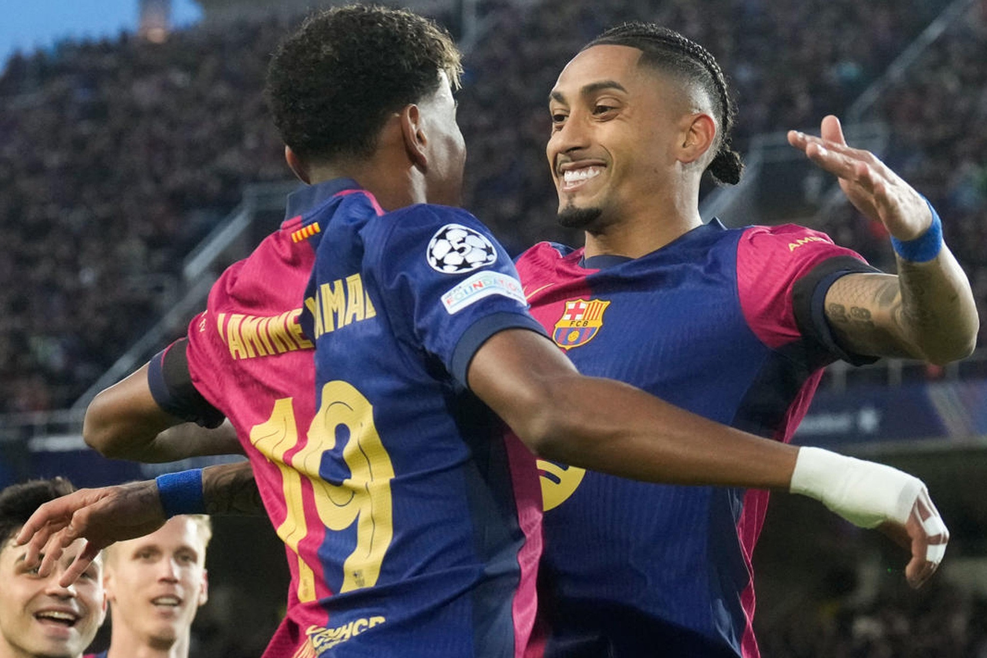 Bí quyết giúp Raphinha bùng nổ cùng Barca: Ngọn lửa từ Ronaldinho