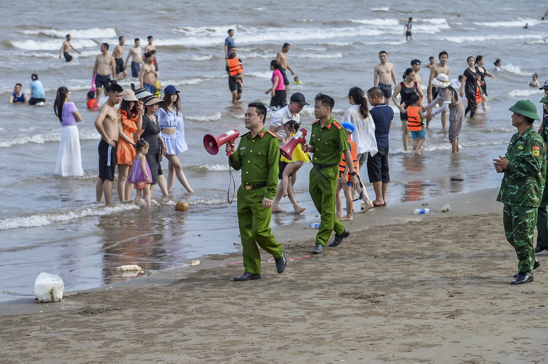 Nam Định tăng cảnh báo tại bãi tắm tự phát sau phản ánh của VietNamNet